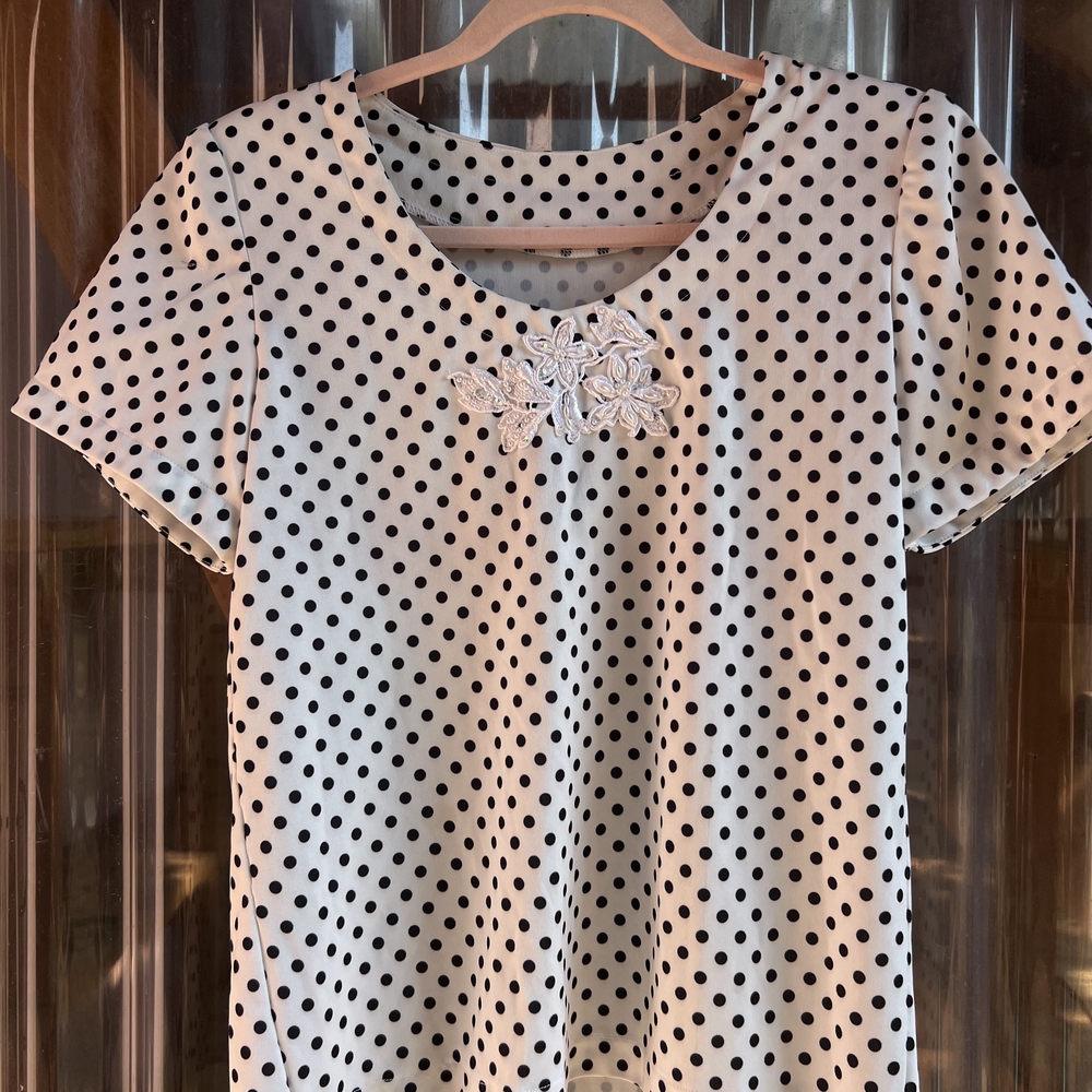 Elegant Polka Dot Short Sleeve Top - Black and White